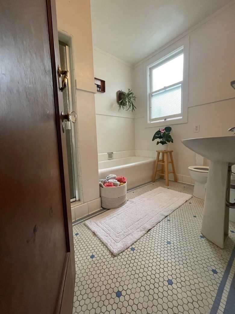 Home Exchange in San Francisco, CA, bathroom #1 with tub and shower