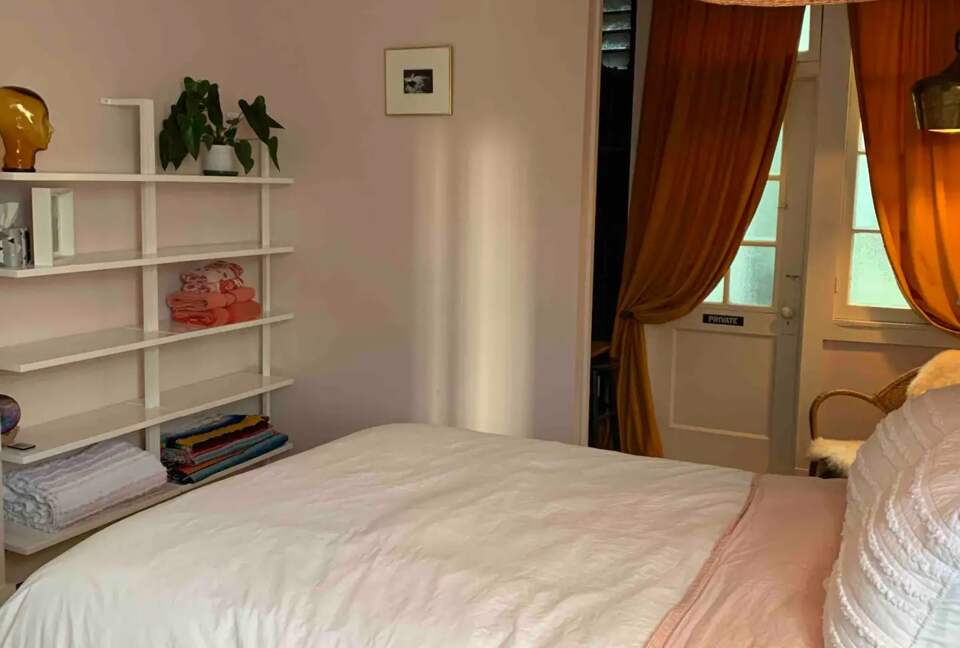 Home Exchange in San Francisco, CA, bedroom #1 with open shelves