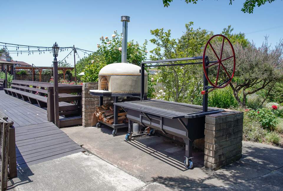 Home Exchange in Napa, CA pizza oven and outdoor skillet options