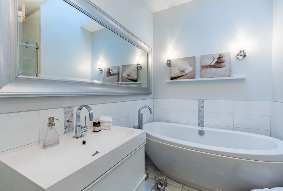 Home Exchange in Montreal, Quebec full bathroom with soaker tub