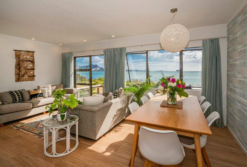 Front Beach Bliss - Ferry Landing, New Zealand