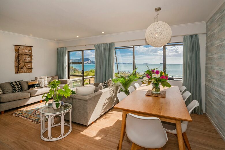 Front Beach Bliss - Ferry Landing, New Zealand