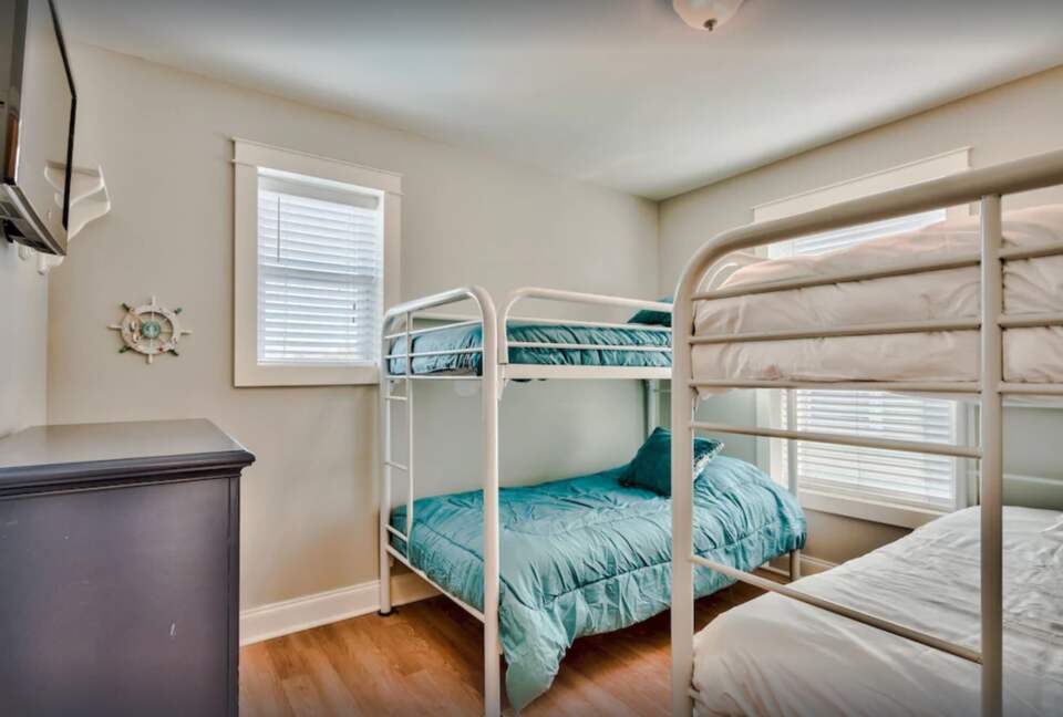 Bunk room with 2X twin bunks