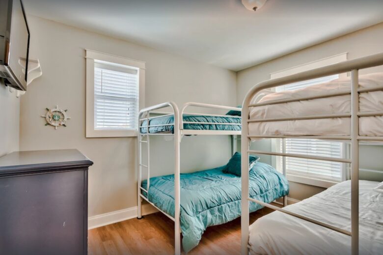 Bunk room with 2X twin bunks