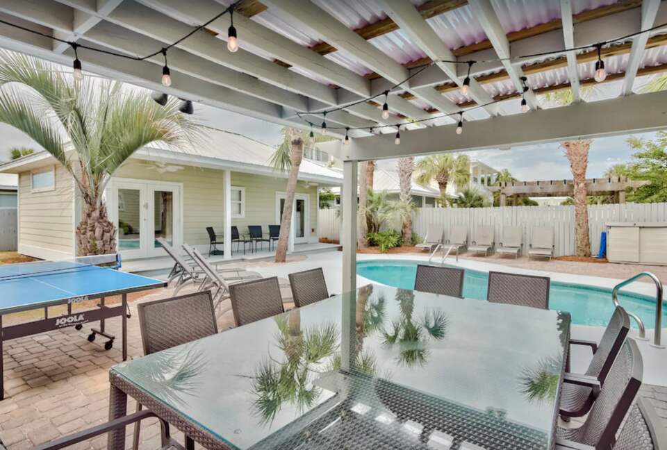 Outdoor dining and pool