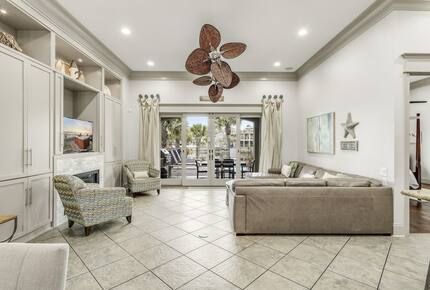 Home Exchange in Destin, FL doors to outdoor kitchen and patio