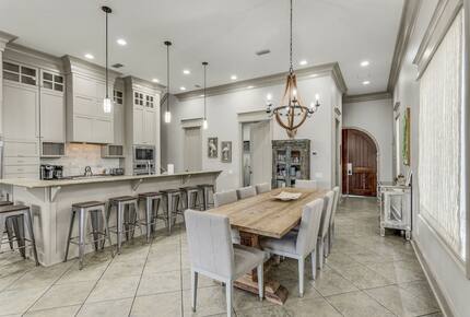 Home Exchange in Destin, FL kitchen and dining room