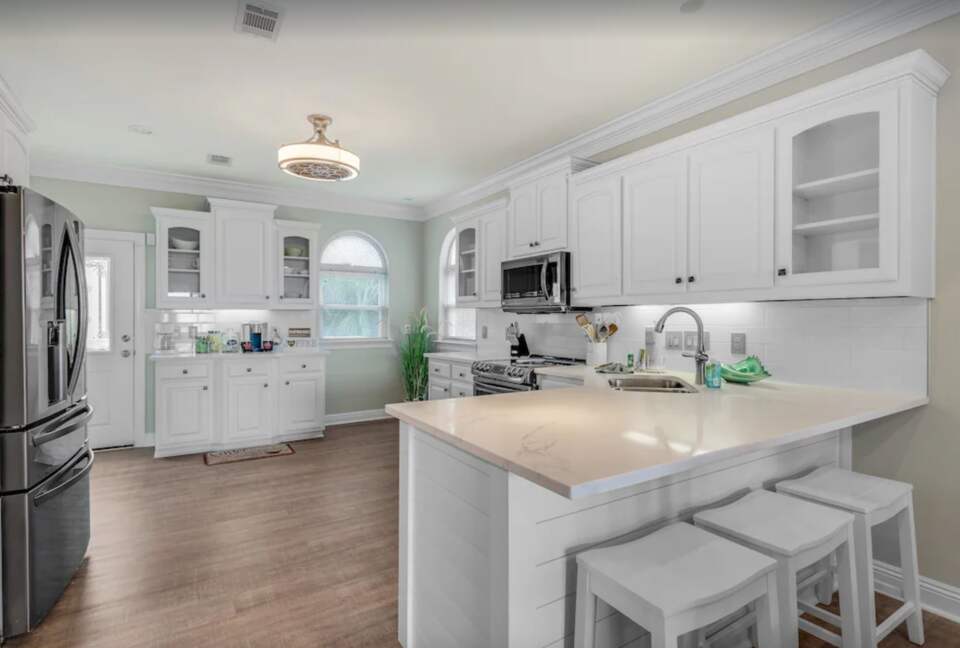 Beautiful kitchen and eat in bar