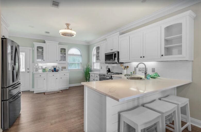 Beautiful kitchen and eat in bar