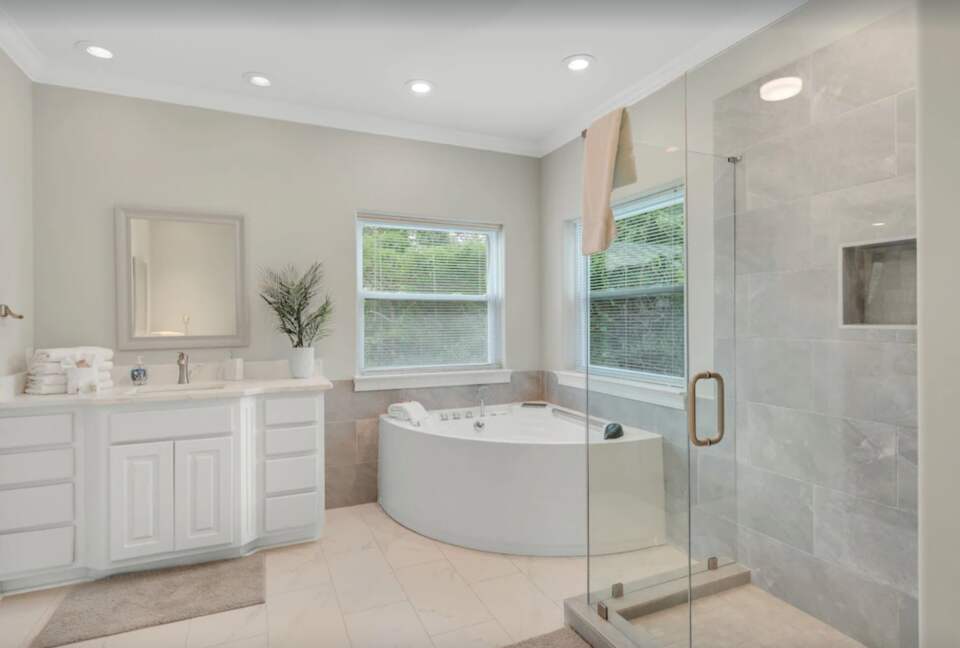 Second master ensuite bathroom