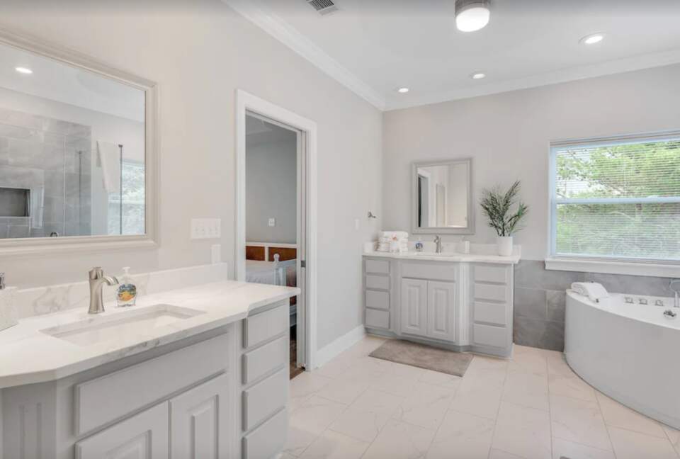 Master bedroom ensuite bathroom