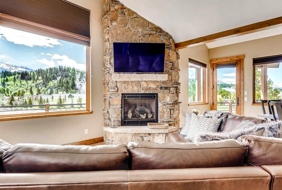 Home Exchange in Breckenridge, CO cozy family room with television