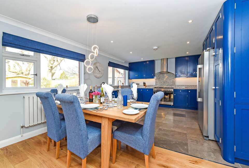 Dining area with extendable table to seat up to 8 comfortably