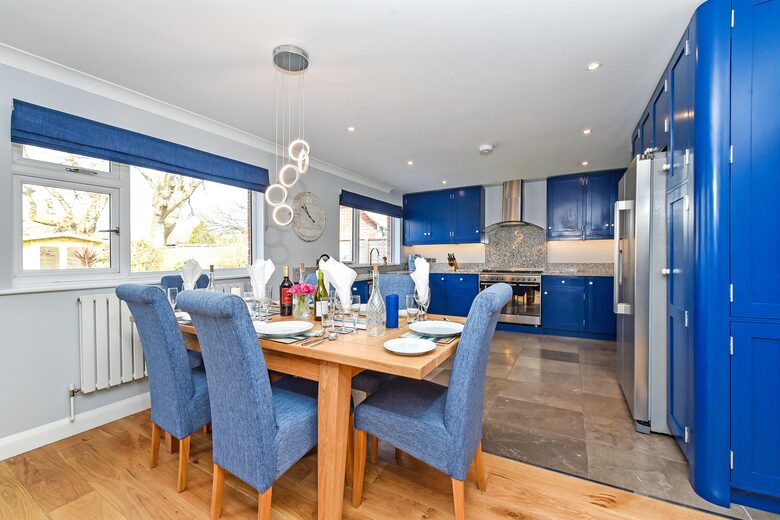 Dining area with extendable table to seat up to 8 comfortably