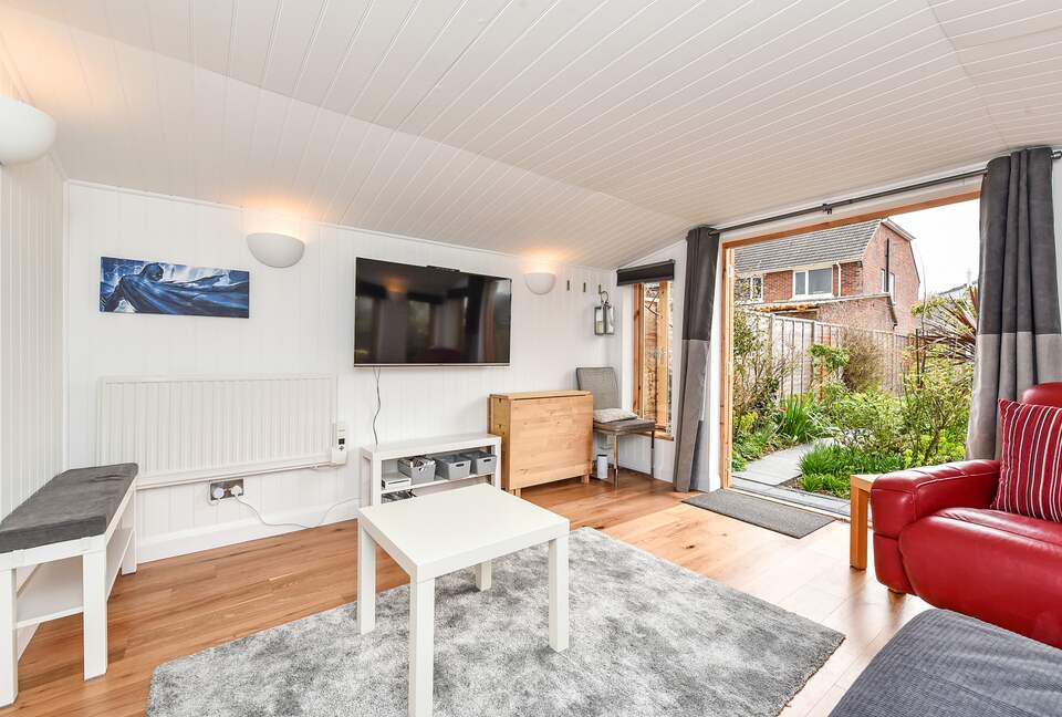 Garden room. TV. Connections for electronic games. Oak floor