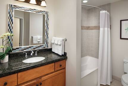 Home Exchange in Pam Desert, CA full bathroom with tub or shower