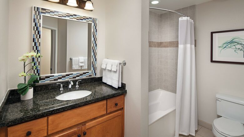 Home Exchange in Pam Desert, CA full bathroom with tub or shower