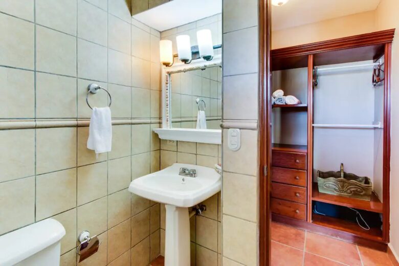 Home Exchange in Tola, Rivas, Nicaragua bathroom and closet