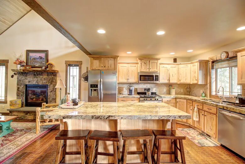 Home Exchange in Columbia Falls, Montana counter seats