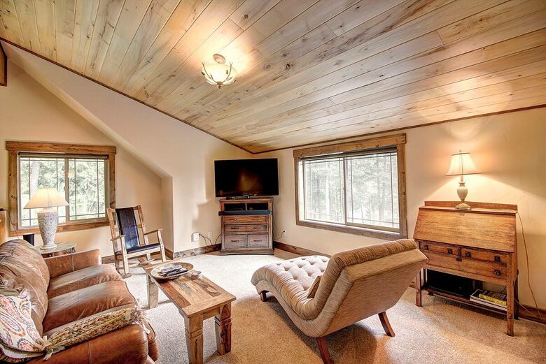 Home Exchange in Columbia Falls, Montana loft with television