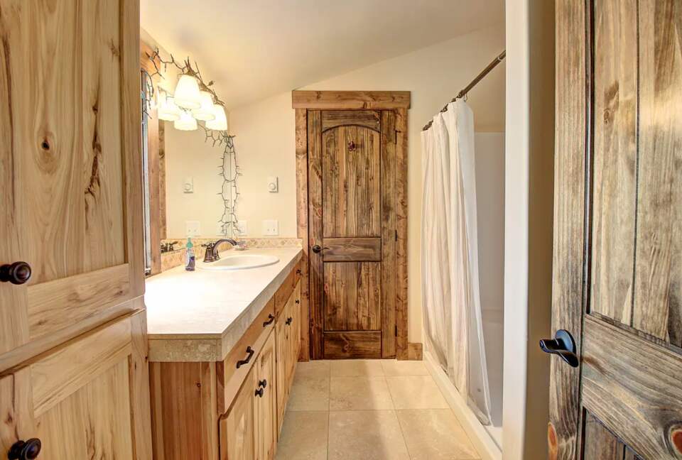 Home Exchange in Columbia Falls, Montana bathroom with shower