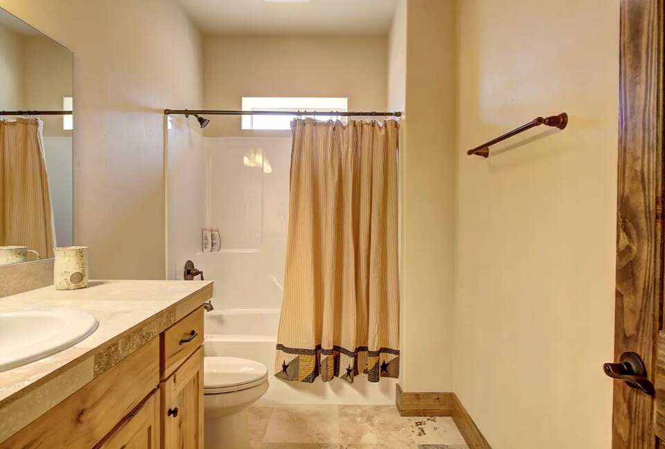 Home Exchange in Columbia Falls, Montana bathroom with shower tub