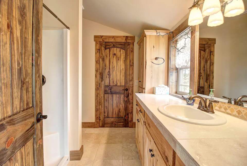 Home Exchange in Columbia Falls, Montana bathroom with shower