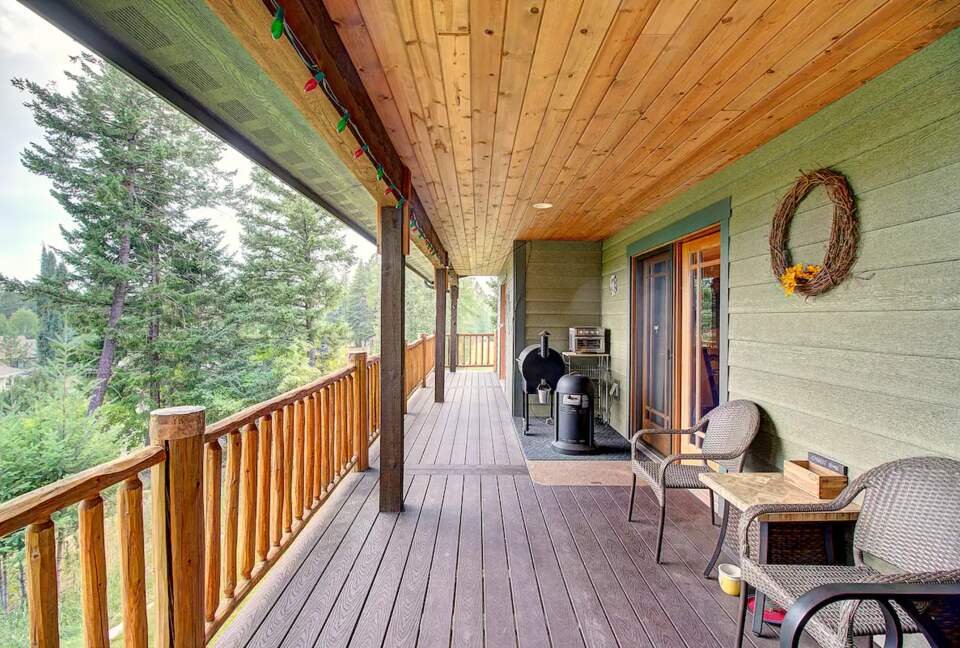 Home Exchange in Columbia Falls, Montana back patio with grill