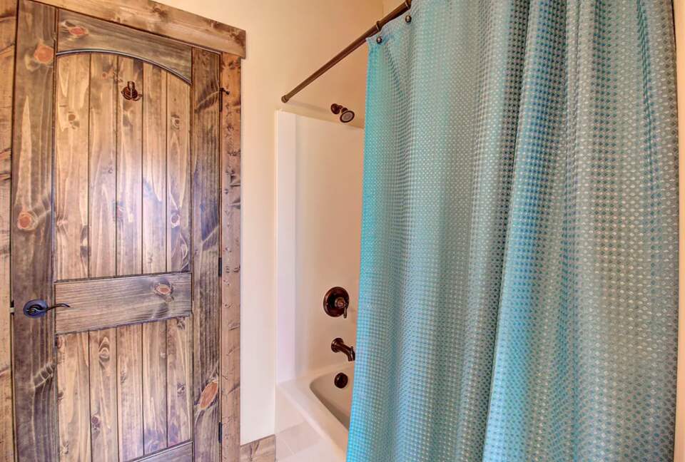 Home Exchange in Columbia Falls, Montana bathroom with shower tub
