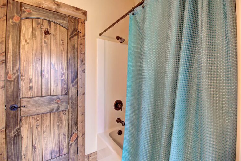 Home Exchange in Columbia Falls, Montana bathroom with shower tub
