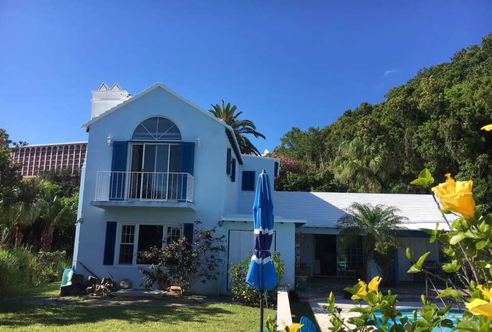 Bermuda Poolside Cottage - Southampton, Bermuda