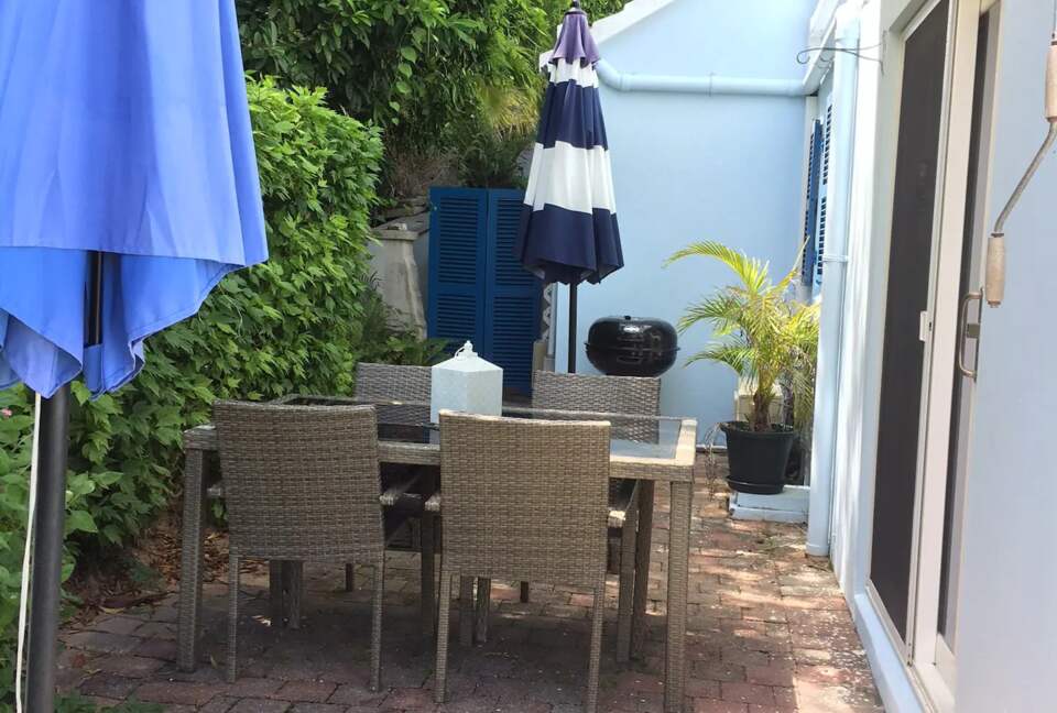 Bermuda Poolside Cottage - Southampton, Bermuda