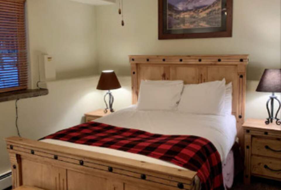 Queen bedroom lower level