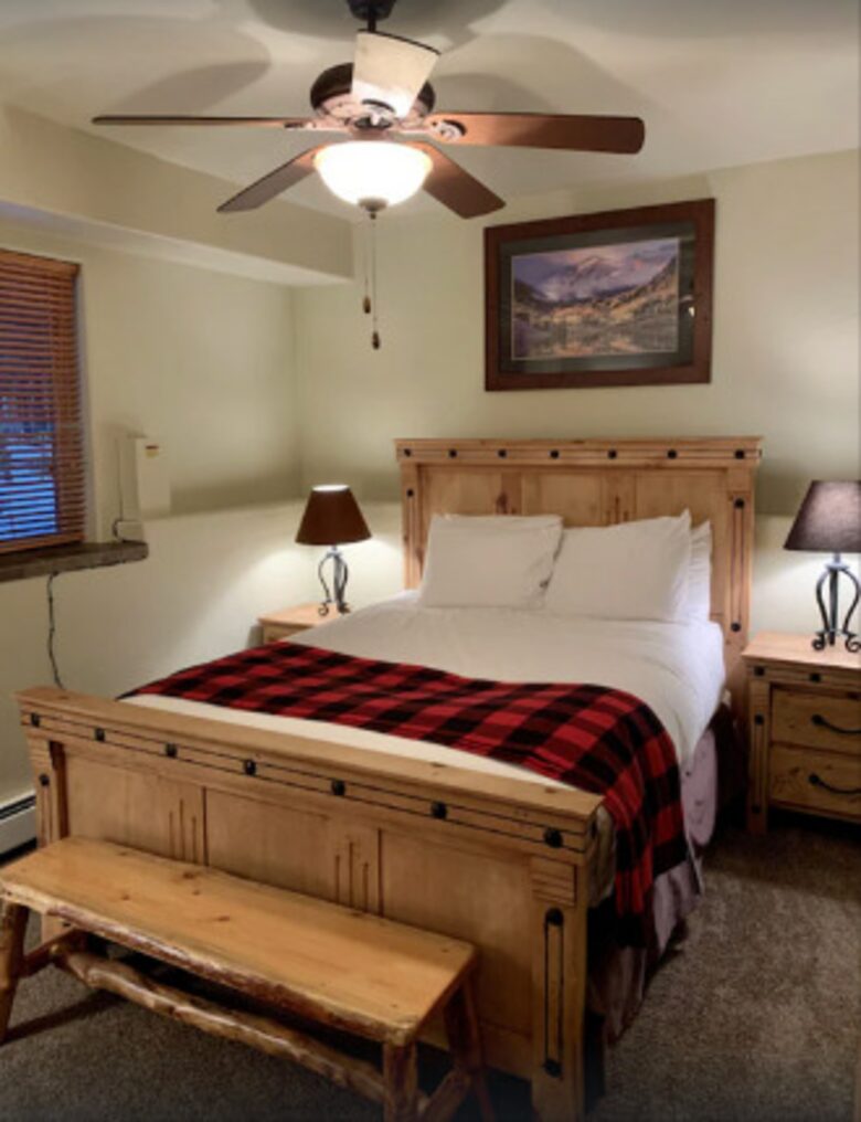 Queen bedroom lower level