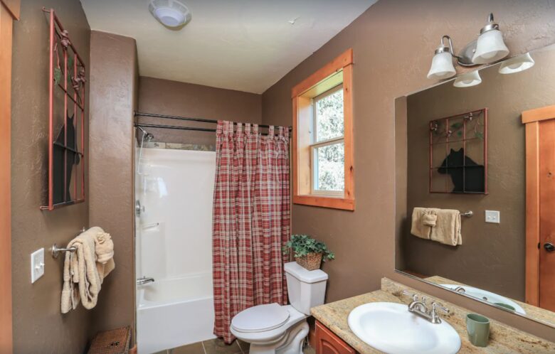 Main level bathroom en-suite