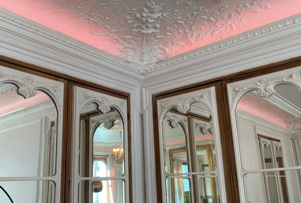 Elegant Matignon Flat - Paris, France