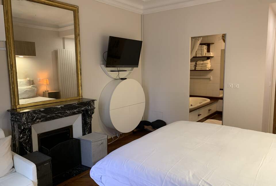 Elegant Matignon Flat - Paris, France