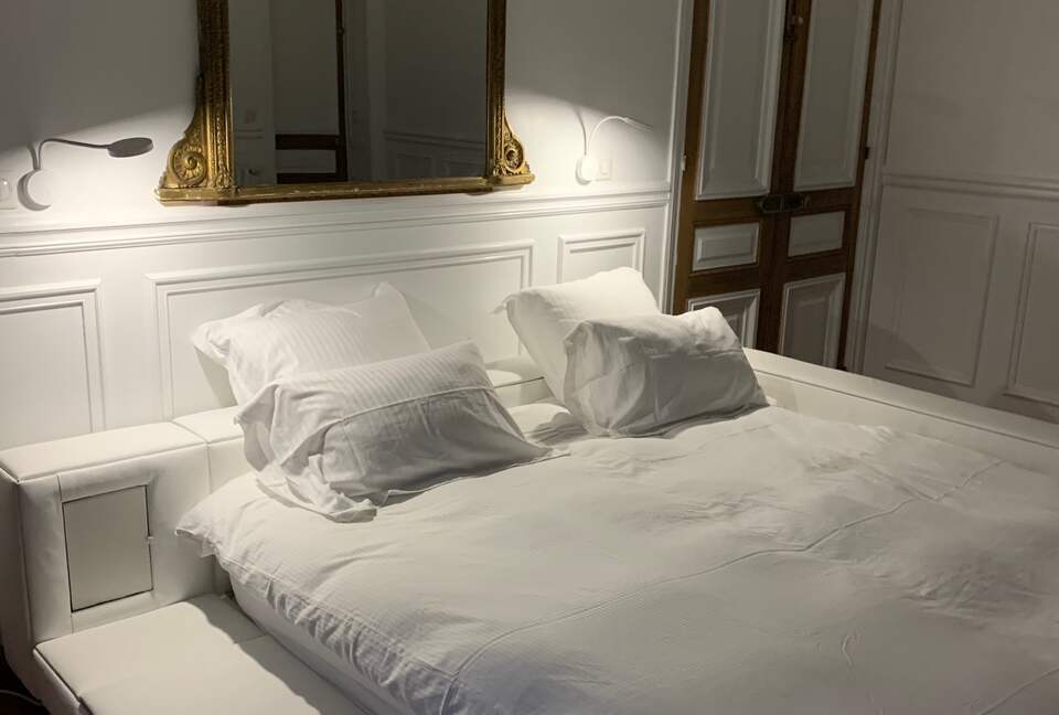 Elegant Matignon Flat - Paris, France