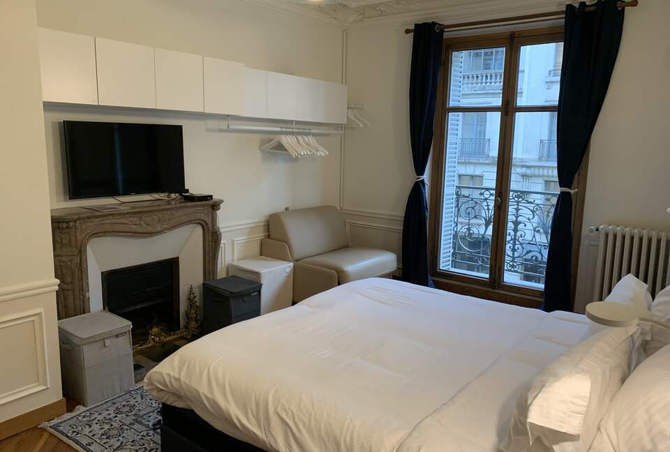 Elegant Matignon Flat - Paris, France