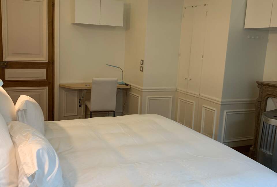 Elegant Matignon Flat - Paris, France