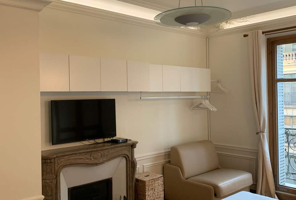 Elegant Matignon Flat - Paris, France