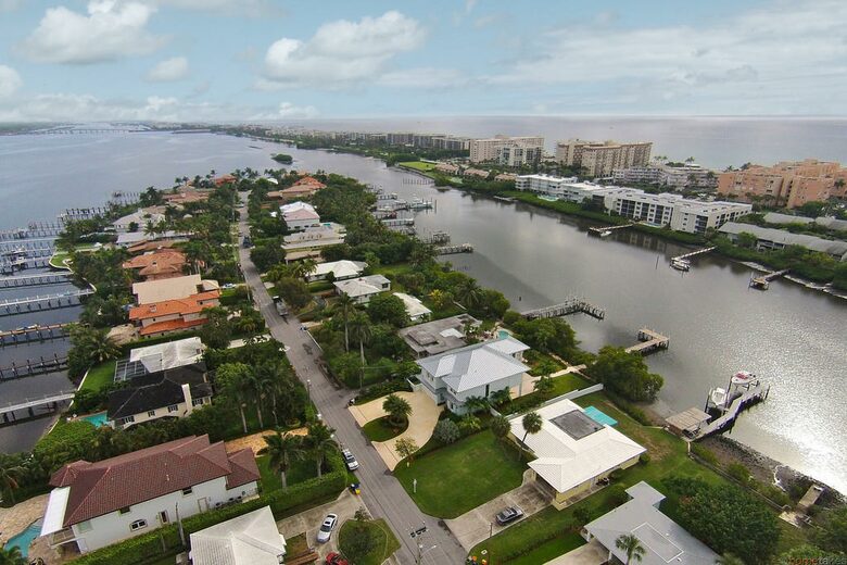 Turtle Cove | Palm Beach Waterfront Home - Lantana, Florida