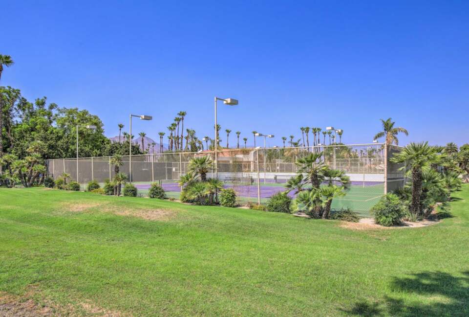 6 community tennis courts