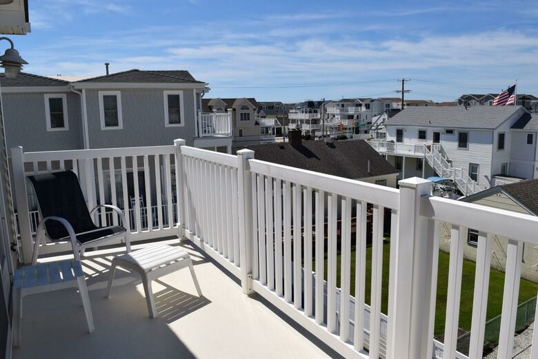 Home Exchange in Sea Isle City, NJ patio with lounge
