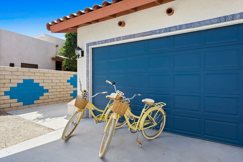 Home Exchange in La Quinta, CA cruise around the area on cute cruisers