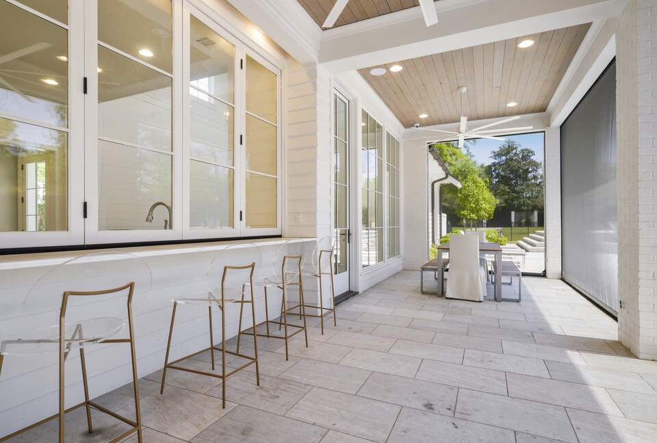 Home Exchange in Baton Rouge, LA Outdoor bar & dining area