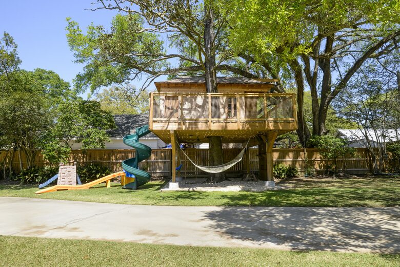 Home Exchange in Baton Rouge, LA Treehouse & Play Area