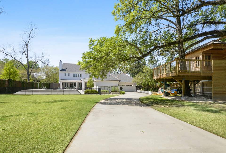 Home Exchange in Baton Rouge, LA Backyard Driveway