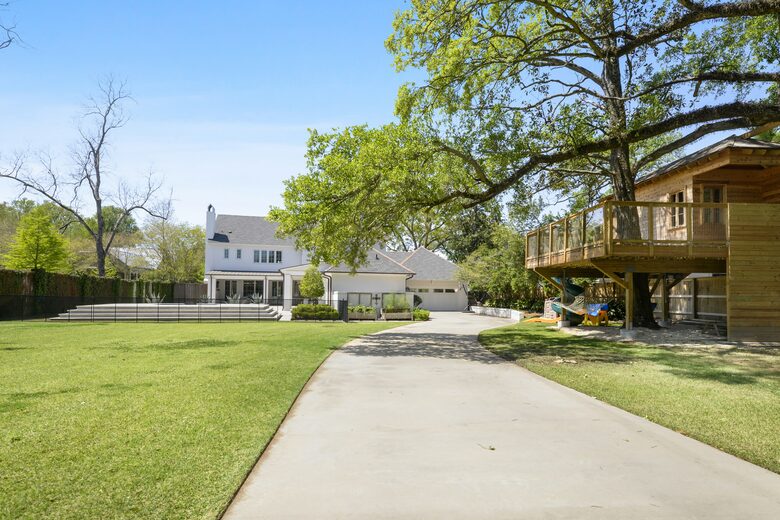 Home Exchange in Baton Rouge, LA Backyard Driveway