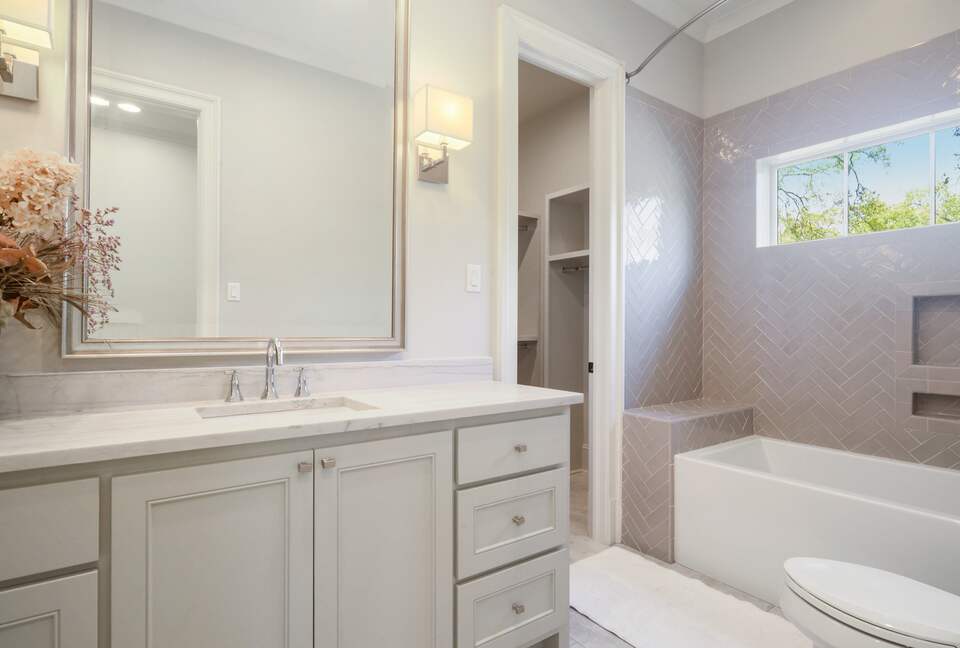 Home Exchange in Baton Rouge, LA 2nd Floor Bathroom